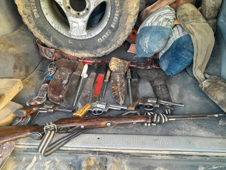 Las armas y evidencias encontradas en el interior del vehiculo 