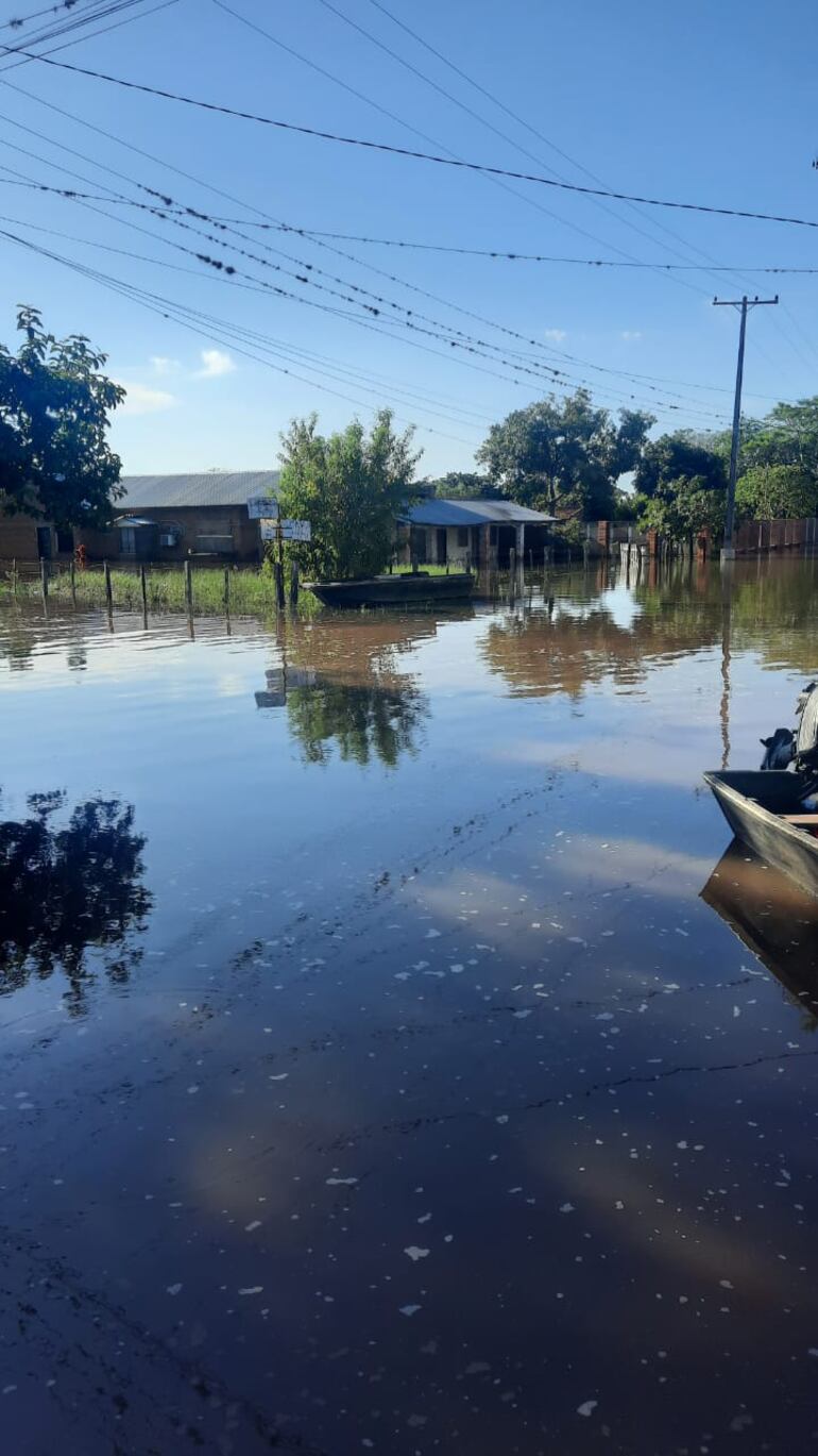 Aguas rodean a una escuela, donde solo se puede acceder vía canoa.