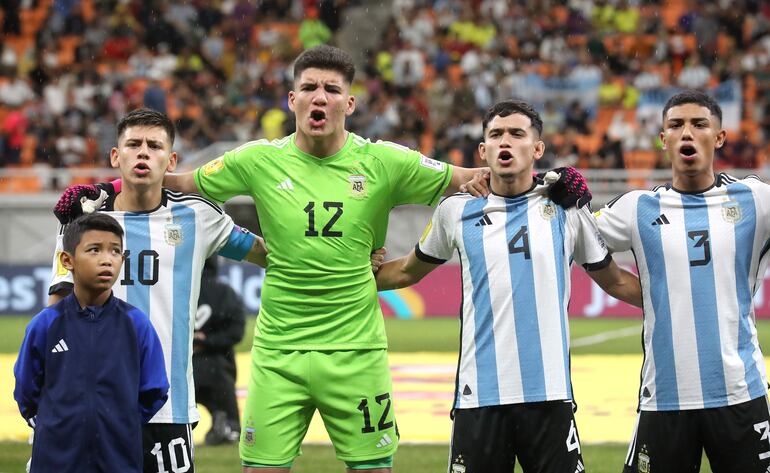 El capitán Claudio Echeverri, el golero Jeremías Florentín, Dylan Gorosito y Octavio Ontivero, integrantes de la selección sub 17 de Argentina.