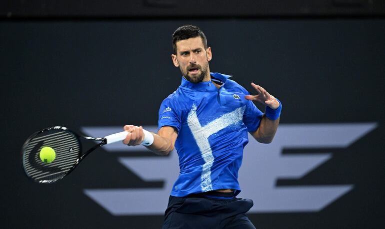 Novak Djokovic avanza en Brisbane