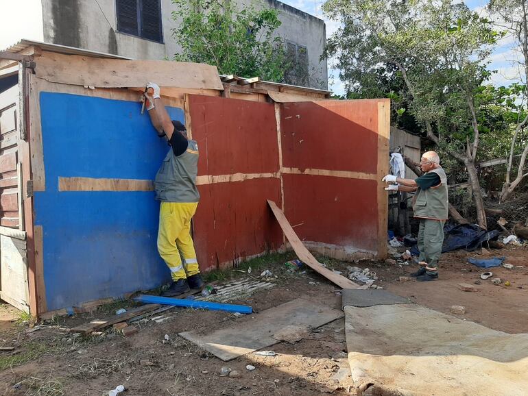 Cuadrillas municipales ayudan a las familias a mudarse denuevo a sus casas. Según Meteorología en agosto podrían tener que volver. 