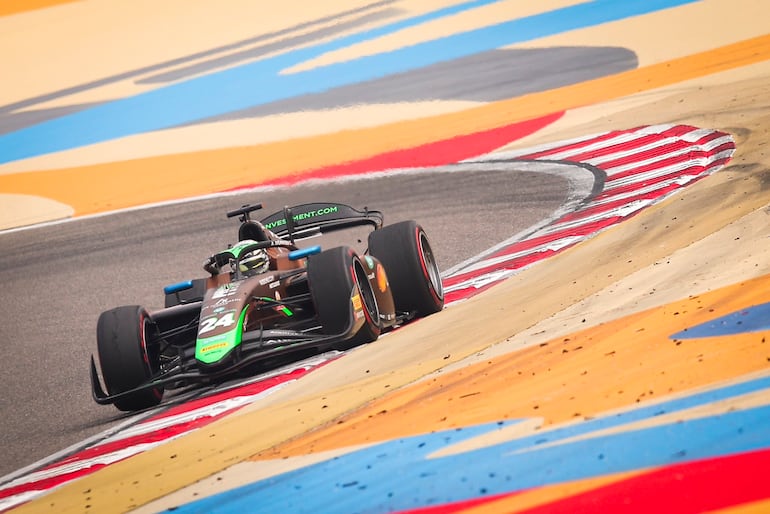 El PHM AIX Racing del piloto paraguayo Joshua Racing en los entrenamientos de pretemporada de la Fórmula 2 de la FIA en el Circuito Internacional de Baréin, en Sakhir, Baréin.