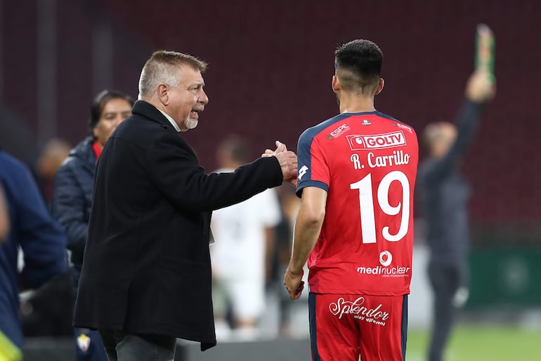 Ronie Carrillo (d), futbolista de El Nacional, celebra un gol con el entrenador Ever Hugo Almeida en un partido de la Copa Libertadores frente a Independiente Medellín en el estadio Rodrigo Paz Delgado, en Quito, Ecuador.
