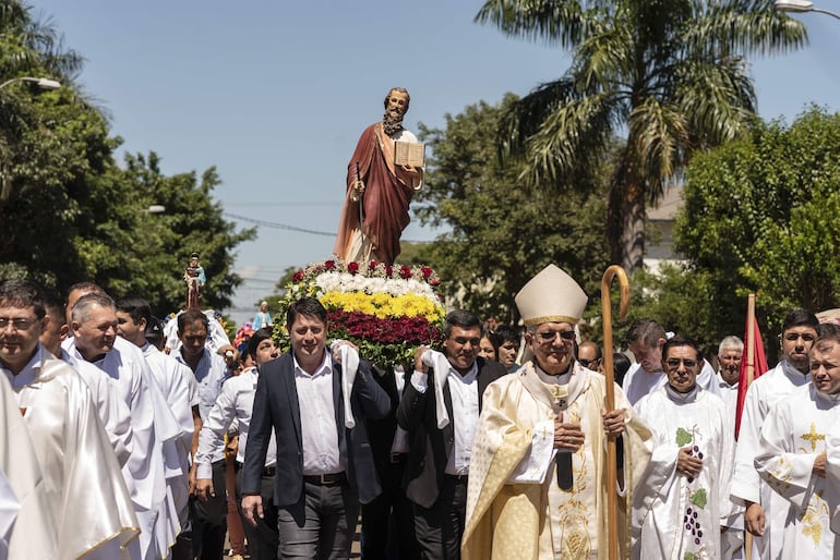 El cardenal Adalberto Martínez encabeza la procesión de la imagen de San Pablo, patrono de Caazapá.