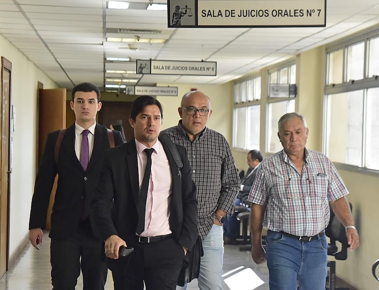 Óscar "Ñoño" Ñúñez, ex gobernador de Presidente Hayes; el Abg. Raúl Caballero y dos asistentes, en Tribunales.