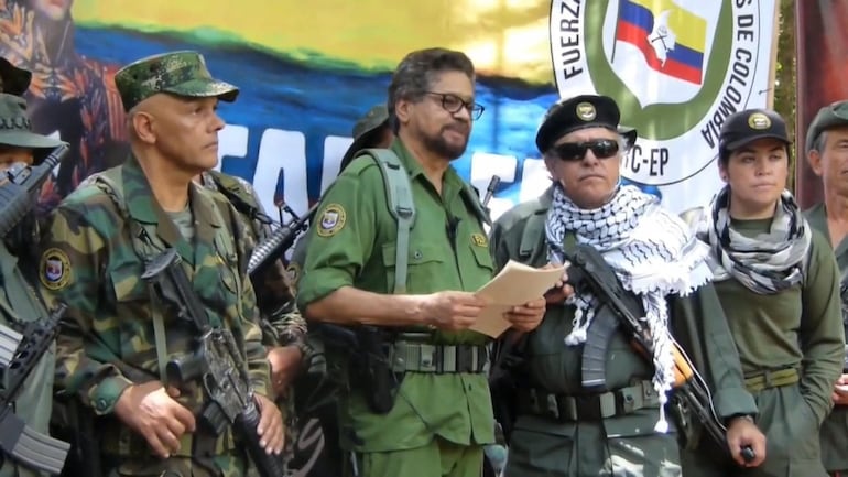 Imagen del video divulgado hoy en internet por las FARC-EP en el que el número dos de la guerrilla colombiana de las FARC, alias "Iván Márquez",c., cuyo paradero se desconoce desde hace más de un año, reapareció hoy junto con otros exlíderes de ese grupo para anunciar "una nueva etapa de lucha" armada.