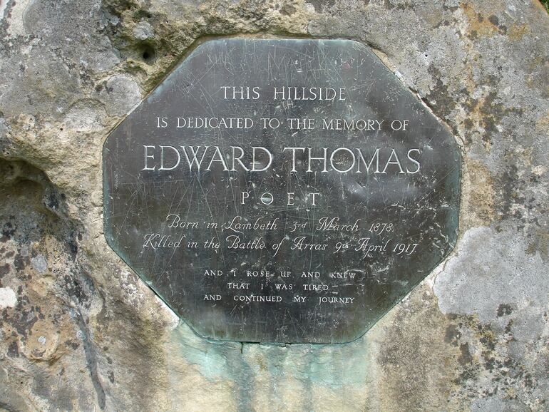 Piedra conmemorativa de Edward Thomas en una ladera cerca de Steep (Foto: Suzanne Knights, julio de 2006).