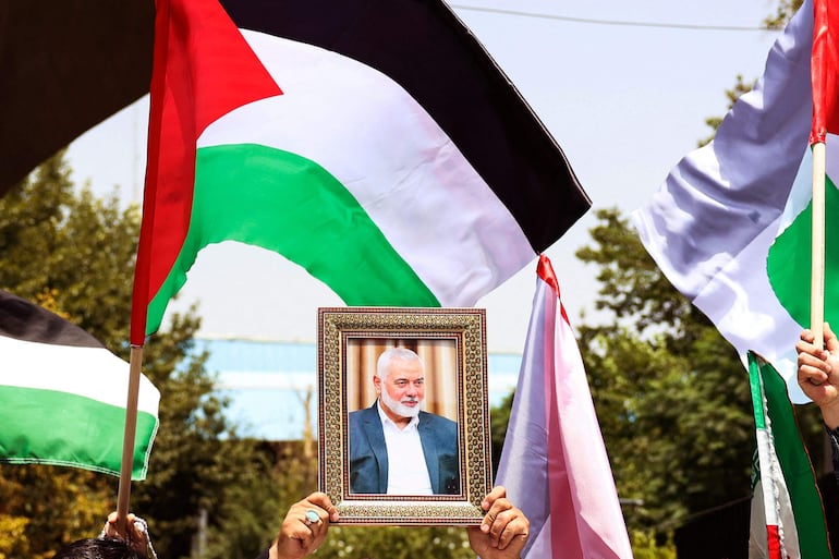 Manifestantes con un retrato de Ismail Haniyeh protestan este miércoles en Teherán, Irán.
