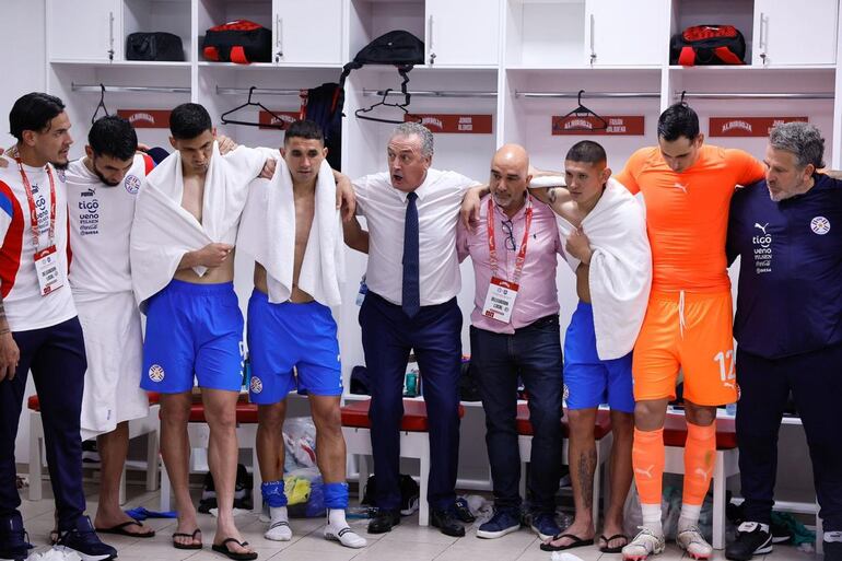 Gustavo Alfaro (corbata), entrenador de la selección de Paraguay, en el vestuario del Defensores del Chaco después de la victoria de Paraguay sobre Brasil por las Eliminatorias Sudamericanas 2026.