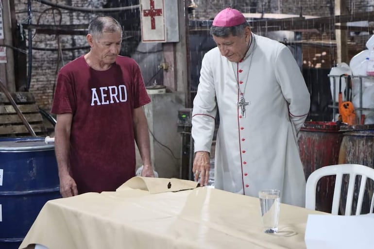 Mons. Valenzuela inició su visita pastoral en Eusebio Ayala dónde admiró el trabajo de los curtiembreros