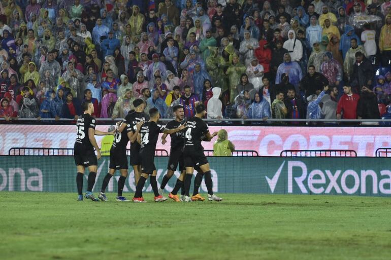 El argentino Lucas Pratto fue autor del primer gol de Olimpia en el superclásico del fútbol paraguayo contra Cerro Porteño en La Nueva Olla por la fecha 17 del torneo Apertura 2024.