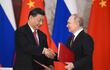 El presidente de Rusia, Vladimir Putin (d) y el mandatario chino, Xi Jinping.