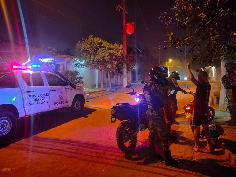 Un total de 12 personas y 10 motocicletas fueron cateadas por la policía en la localidad de San Antonio.