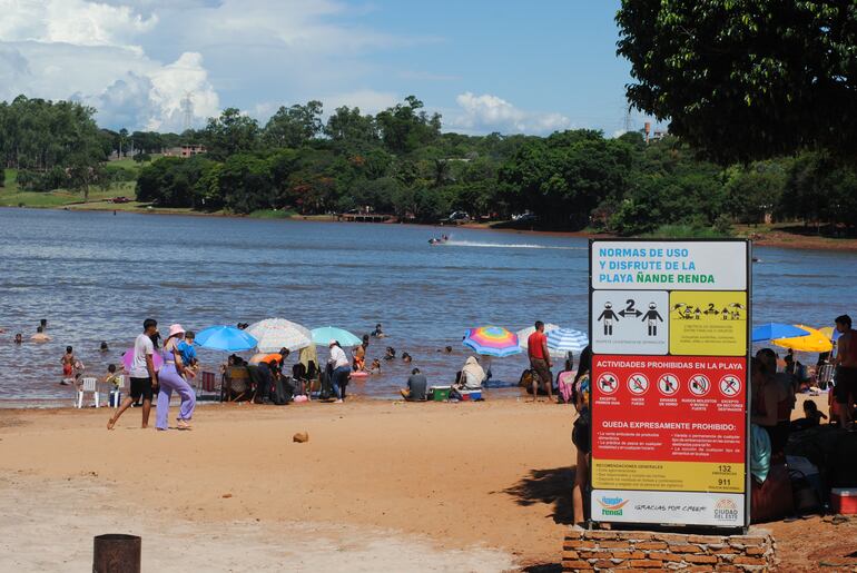 La playa de Ciudad del Este se ha convertido en uno de los lugares más visitados de días de intenso calor. 