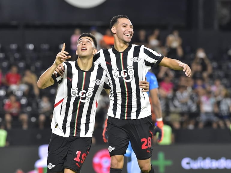 Rubén Lezcano (i) y Marcelo Fernández, jugadores de Libertad, celebran un gol en el partido frente a Sportivo Ameliano por la quinta fecha del torneo Apertura 2025 del fútbol paraguayo en el estadio La Huerta, en Asunción, Paraguay.