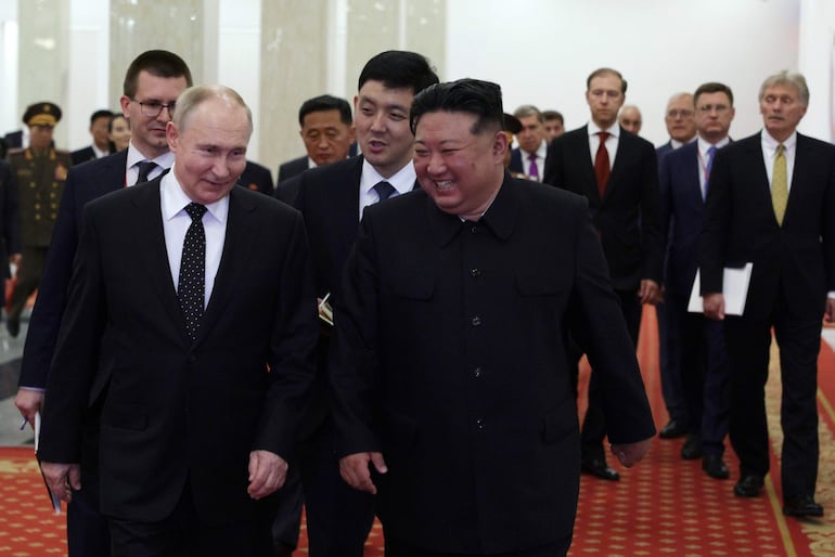 Pyongyang (Korea, Democratic People''s Republic Of), 18/06/2024.- Russian President Vladimir Putin (L) and North Korean leader Kim Jong Un (C) arrive for a gala concert in Pyongyang, North Korea,19 June 2024. The Russian president is on a two-day official visit to North Korea. (Rusia) EFE/EPA/GAVRIIL GRIGOROV/SPUTNIK/KREMLIN POOL MANDATORY CREDIT
