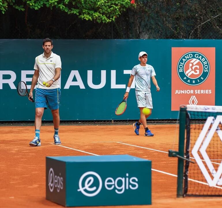 A la derecha, Álvaro Frutos junto al argentino Juan M. del Potro en una práctica.