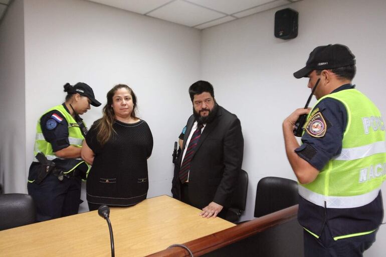 Patricia Samudio es esposa por una agente policial en presencia de su esposo José Costa Perdomo. Ambos están acusados por el caso agua tónica en Petropar.