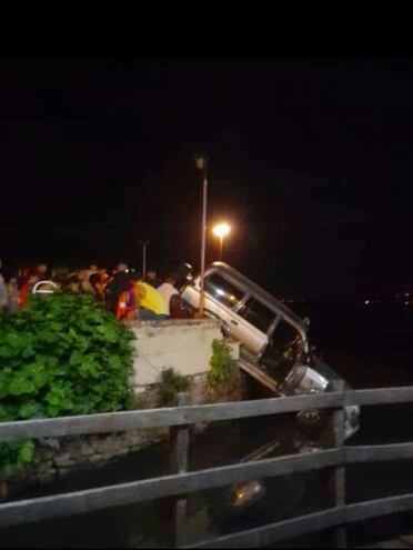 La camioneta estuvo a punto de caer al lago. Quedó por el muro de contención.