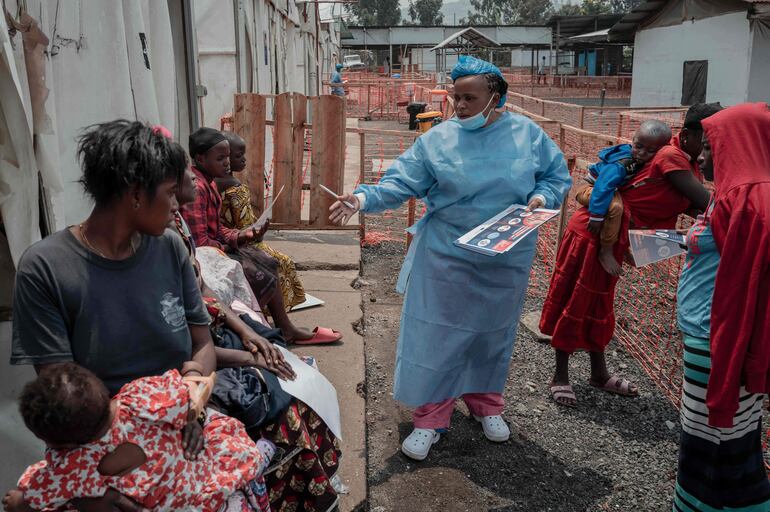 Pacientes reciben indicaciones médicas en la República del Congo. 