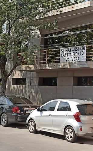 Cartel colocado en el balcón de la oficina de Kattya González (PEN) exigiendo justicia.