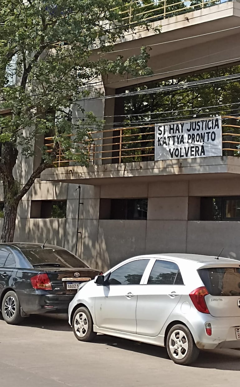 Cartel colocado en el balcón de la oficina de Kattya González (PEN) exigiendo justicia.