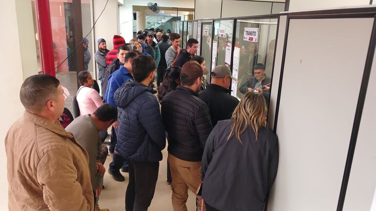 Larga fila de personas en la Dirección de Tránsito de la Municipalidad de Coronel Oviedo.