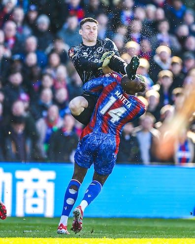 Jean-Philippe Mateta, del Crystal Palace, sufre una brutal patada del arquero Liam Roberts, del Milwall, en un partido  por la FA Cup.