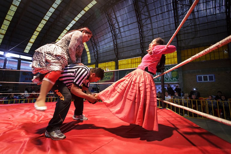 Cholitas wrestling o las cholitas luchadoras.