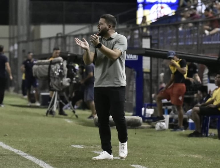 Ariel Galeano, entrenador de Libertad, aplaude y motiva a sus dirigidos durante el duelo frente a Nacional