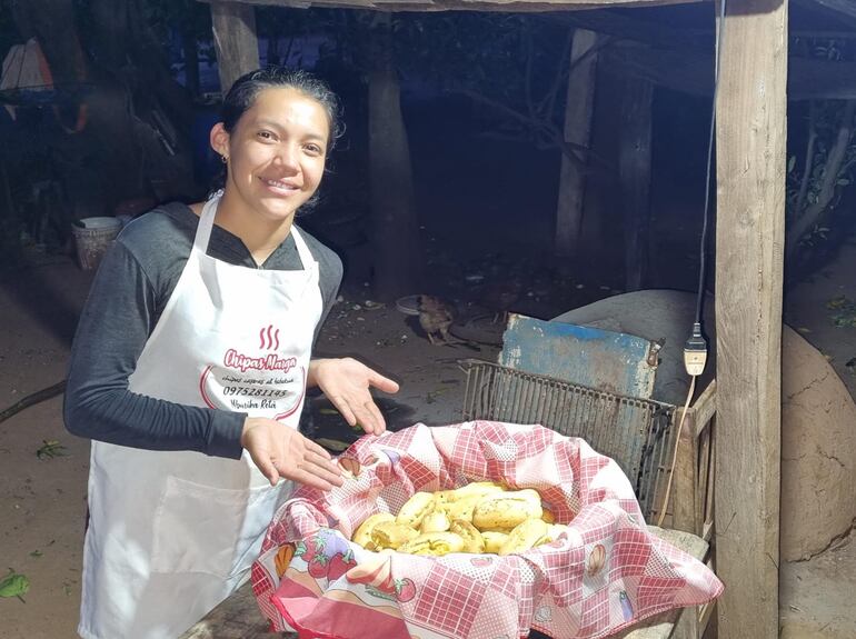 Margarita Cardozo, mostrando sus chipas una vez ya listas.