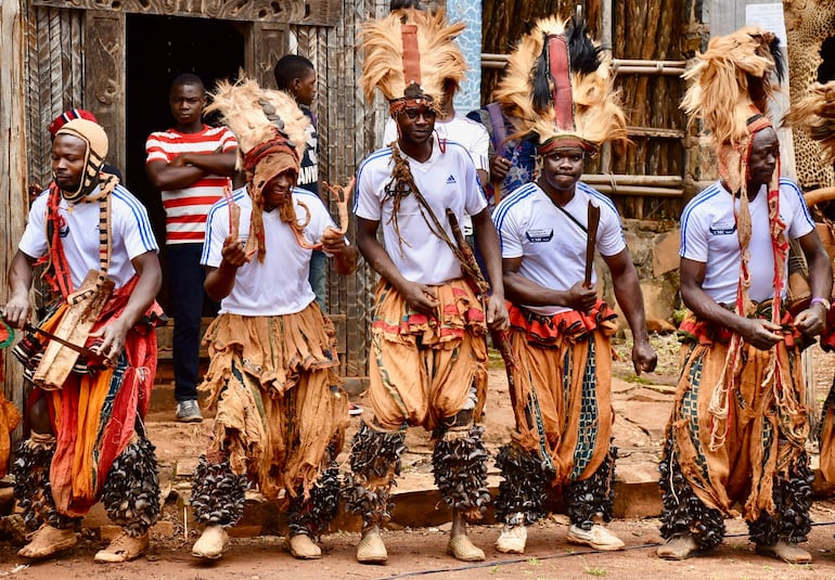 Músicos en ceremonia tradicional de Yaoundé, Camerún.