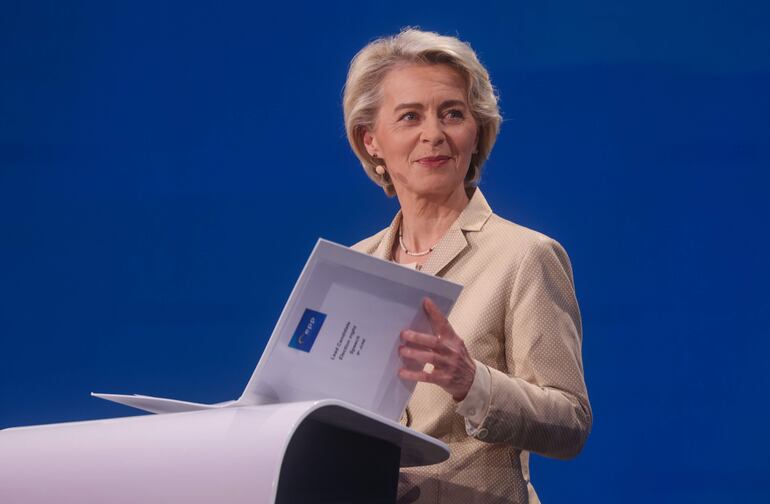 Brussels (Belgium), 10/06/2024.- Candidate Ursula von der Leyen, reacts on the European Parliament Hemicycle stage, a giant TV Studio from which the results of the European Elections will be aired in Brussels, Belgium, 09 June 2024. The last day of voting in Europe is 09 June. (Elecciones, Bélgica, Bruselas) EFE/EPA/OLIVIER HOSLET
