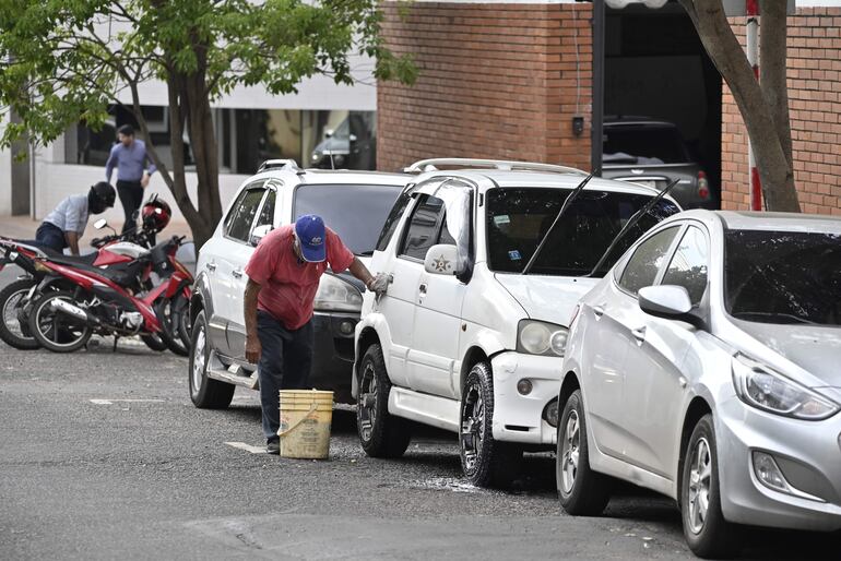 Tras la cancelación del estacionamiento tarifado, muchos cuidacoches volvieron a las calles. Archivo.