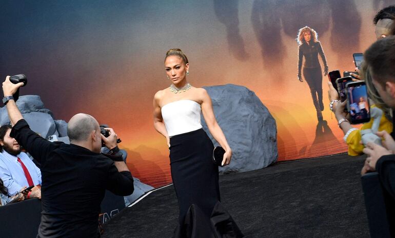 Jennifer López llegó sola a la premier de "Atlas" en el Egyptian Theatre en Hollywood, California. (VALERIE MACON / AFP)