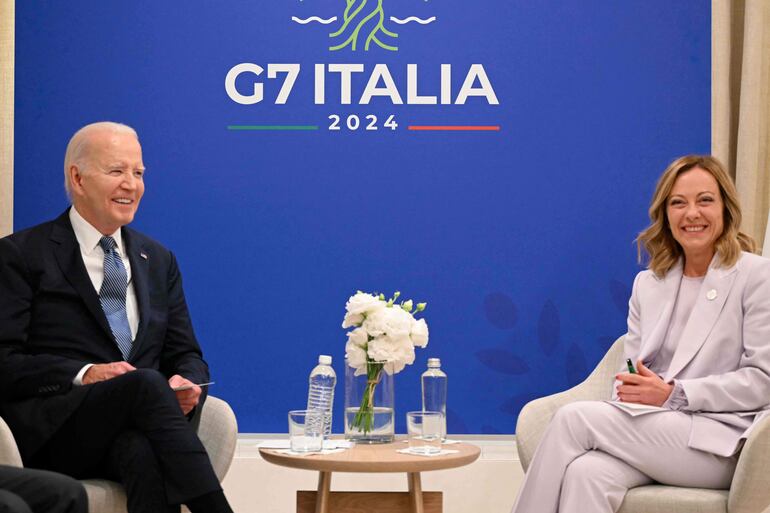 El presidente estadounidense Joe Biden y la primera ministra italiana Giorgia Meloni durante una reunión bilateral en paralelo a la cumbre del G7, este viernes en Savelletri, Italia.
