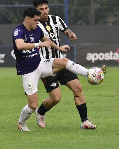 El jugador de Tacuary, Diego Fernández, controla el balón ante la atenta mirada de Matías Espinoza.