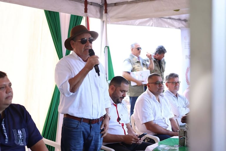 El diputado Eulalio "Lalo" Gomes (ANR, HC) y el presidente de la República Santiago Peña. durante un día de gobierno.