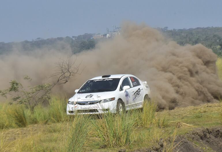 El piloto Leonardo Balbuena, copilotado por Armando Fariña, al mando del Honda Civic Si #83 del TRP Racing (foto), se llevó el triunfo ayer en   Arroyos y Esteros entre los autos de tracción en las dos ruedas motrices.