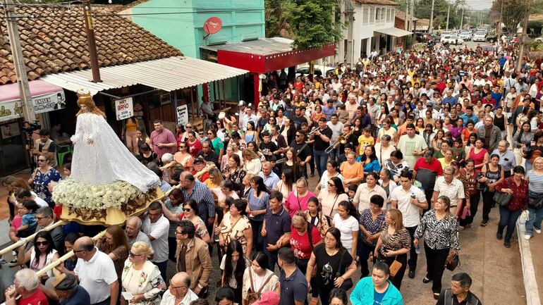 Una multitud participó de la procesión de la imagen de la protectora espiritual de la localidad de Guarambaré.