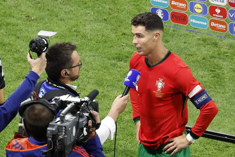 Cristiano Ronaldo, jugador de la selección de Portugal, conversa con un medio de comunicación después de la victoria sobre Eslovenia y clasificación a los cuartos de final de la Eurocopa 2024, en Frankfurt, Alemania. 