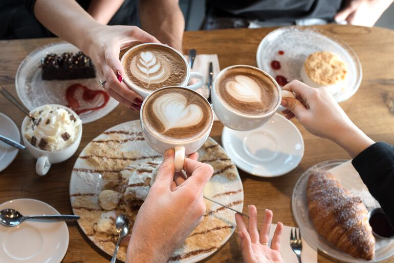 Hora de la merienda con café y tortas.