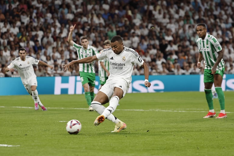 MADRID, 01/09/2024.- El delantero del Real Madrid Kylian Mbappé marca de penalti su segundo gol durante el partido de la cuarta jornada de LaLiga entre el Real Madrid y el Real Betis, este domingo en el estadio Santiago Bernabéu. EFE/Sergio Pérez
