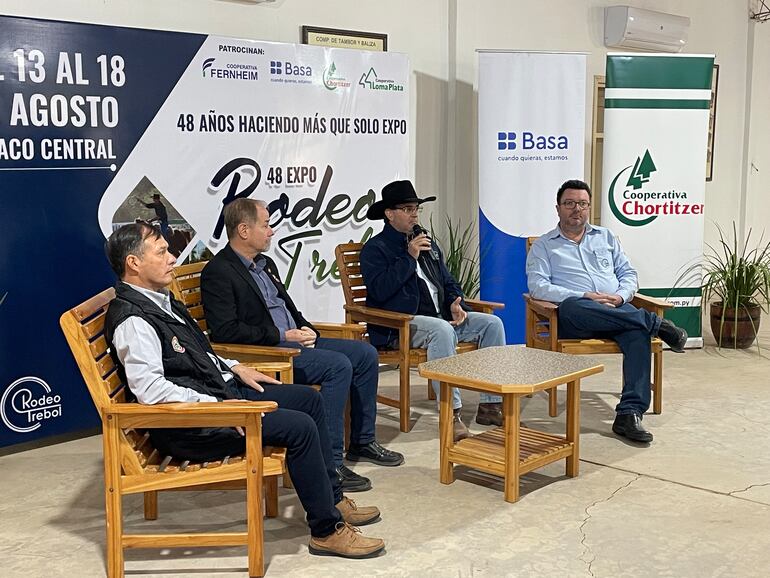 Claudelino Rodas, Harold Bergen, Egon Neufeld y Holger Bergen (der) durante en acto de lanzamiento de la Expo Rodeo Trébol 2024, en el Chaco.