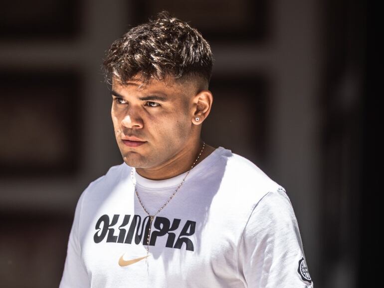 Rodney Redes, futbolista de Olimpia, previo al viaje del plantel a Juan León Mallorquín, Departamento de Alto Paraná, Paraguay.