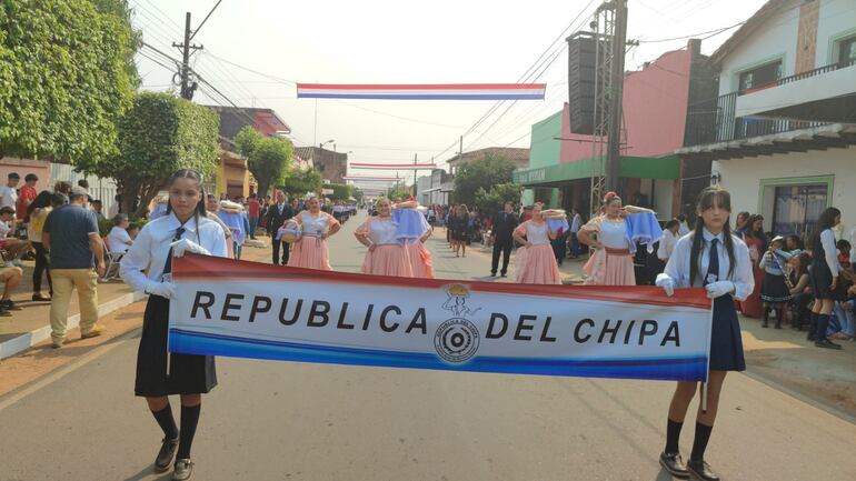 Los estudiantes desfilaron con un cartel recordando que Eusebio Ayala es reconocida como la República de la Chipa.