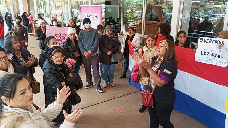 Pacientes oncológicos piden la renuncia de las autoridades y la urgente intervención del Incan.