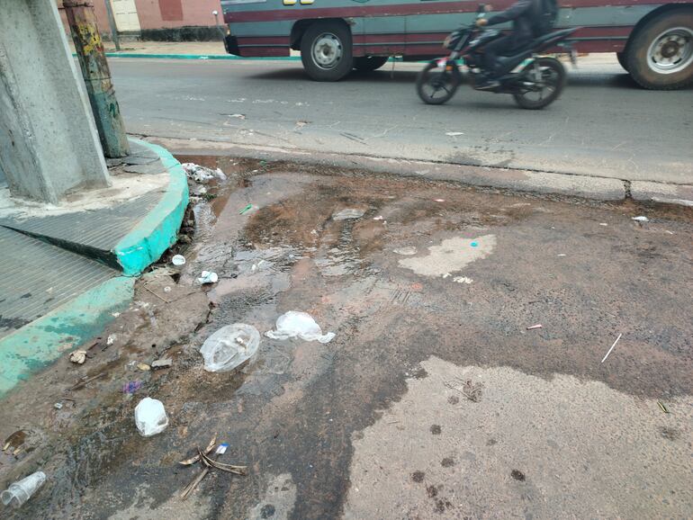 Asi se ve el desagüe cloacal a una cuadra de la basílica