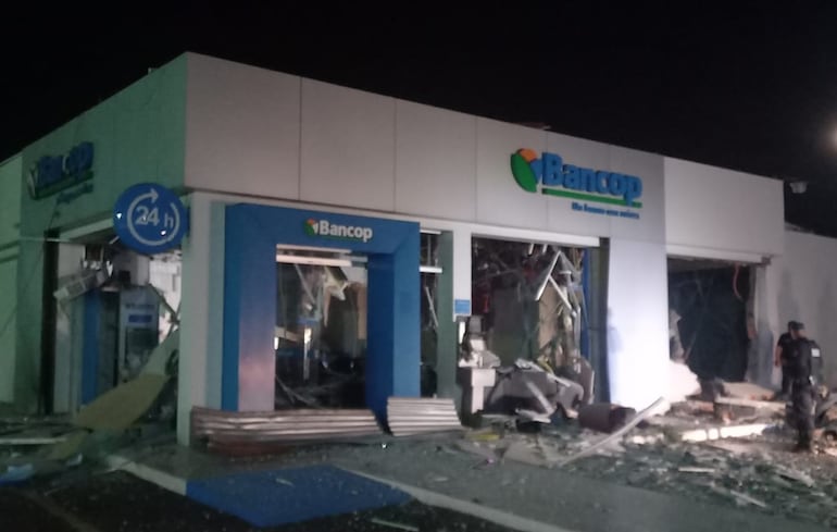 El grupo comando detonó explosivos para destrozar la bóveda de la entidad bancaria.