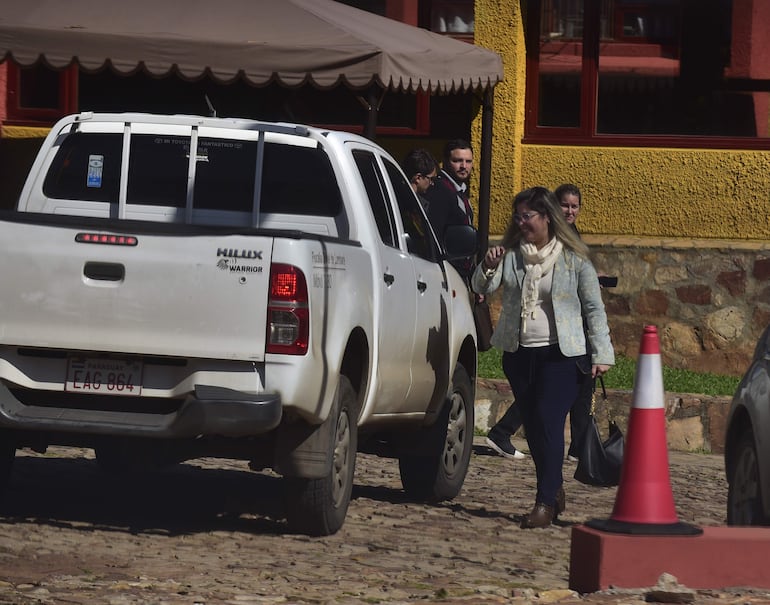 La fiscala Miriam Rodríguez durante el allanamiento al colegio.